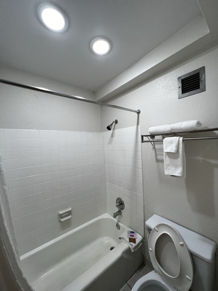 Standard Room, 1 King Bed, Non Smoking, Kitchen - Photo 2