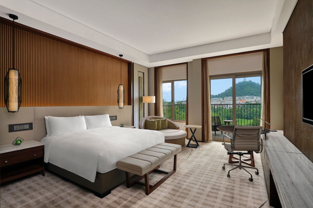 Room, 1 King Bed, Resort View photo 1