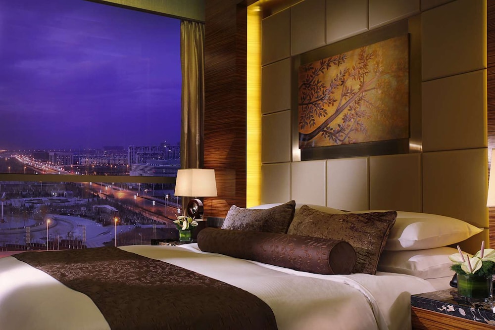 Superior Studio, 1 King Bed, City View