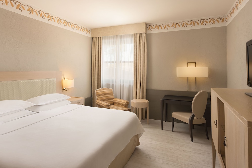 Deluxe Room, 1 King Bed, Garden View