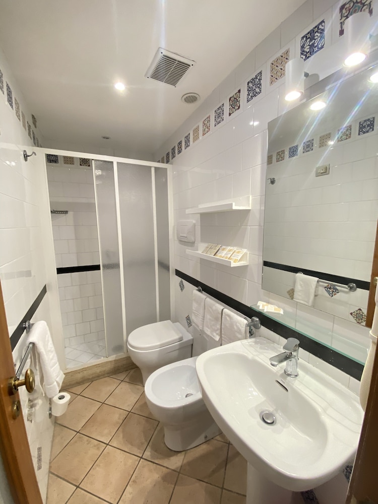 Standard Triple Room - Photo 17