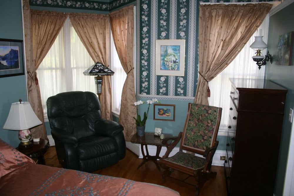 Room, 1 Queen Bed, Ensuite (Captains Room)