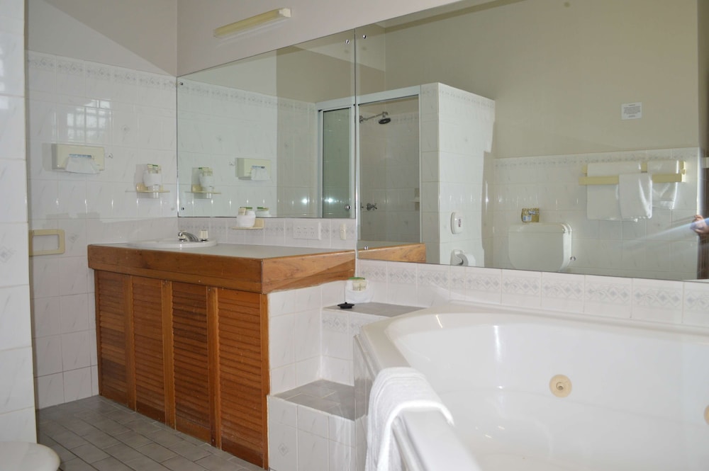 Executive Room, 1 King Bed, Non Smoking (Walk-In Shower;Larger Room) photo 3
