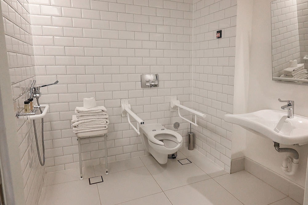 Deluxe Room, Mobility Accessible - Photo 4