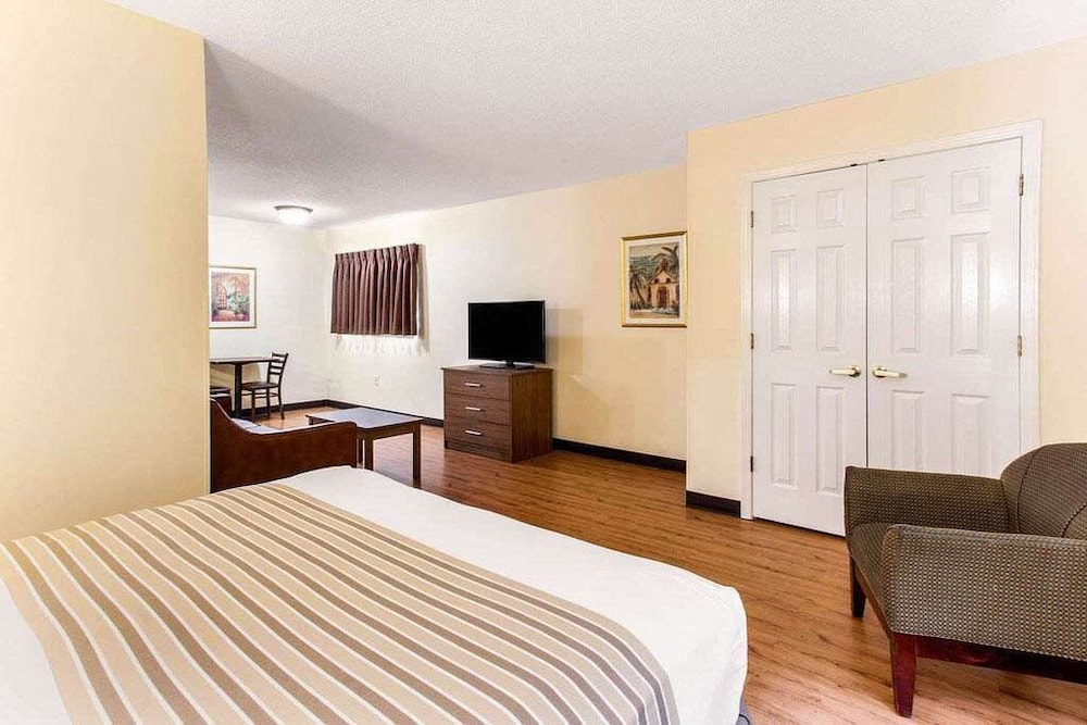 Standard Room, 1 King Bed, Smoking, Kitchenette - Photo 1