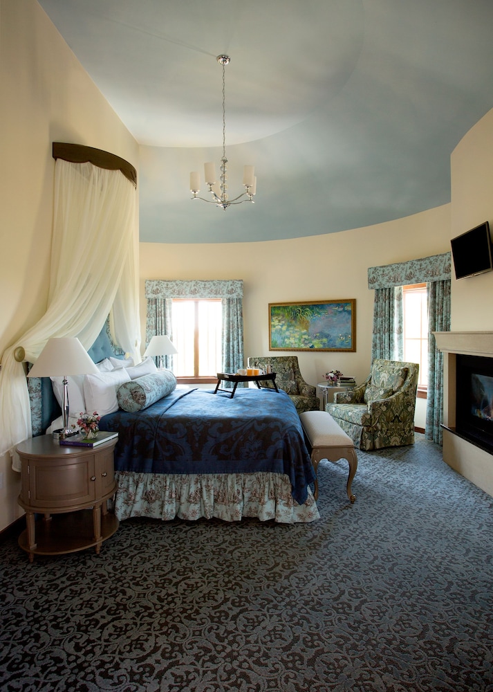Executive Suite, 1 King Bed, Garden View (Garden View Turret Suite King) photo 2