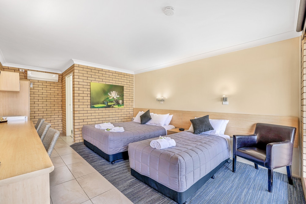 Standard Room, Non Smoking, Kitchenette (Queen + Single Room)