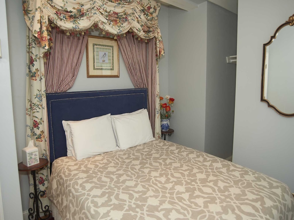 Standard Double Room, Ensuite (The Inn 11 Queen (no pets)