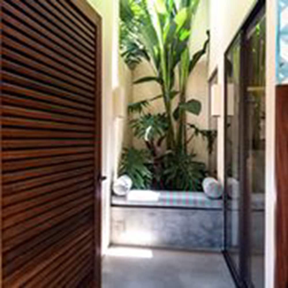 Suite, 1 King Bed, Non Smoking (Garden) photo 2
