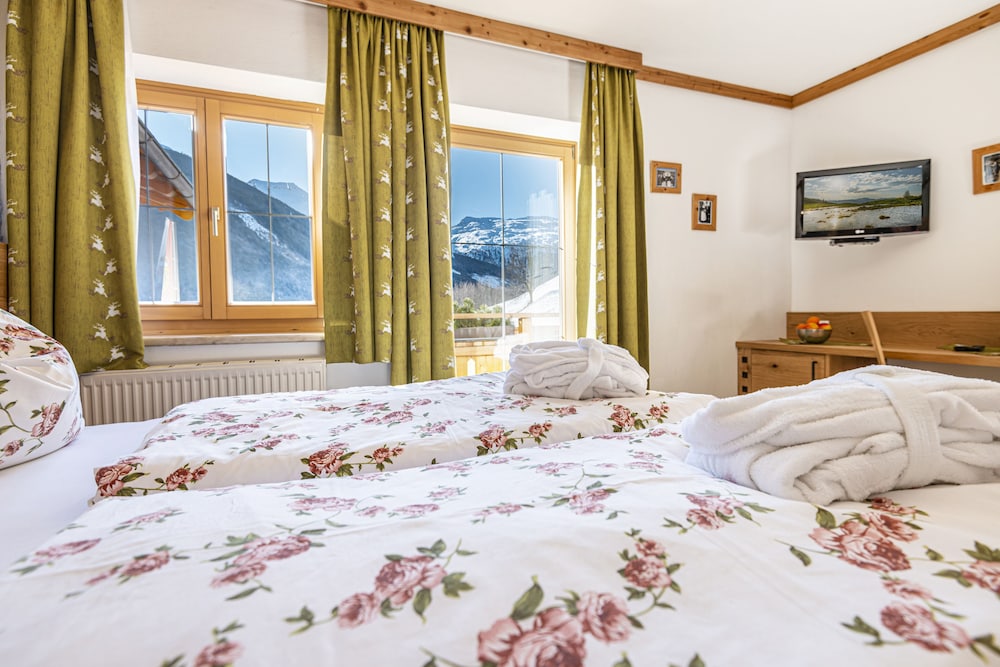 Comfort Quadruple Room, 1 Double Bed, Balcony, Mountain View photo 3