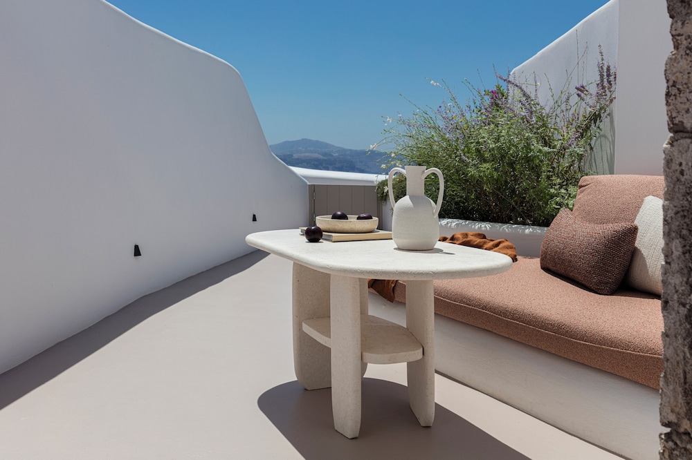 Classic Suite with Caldera View - Photo 4
