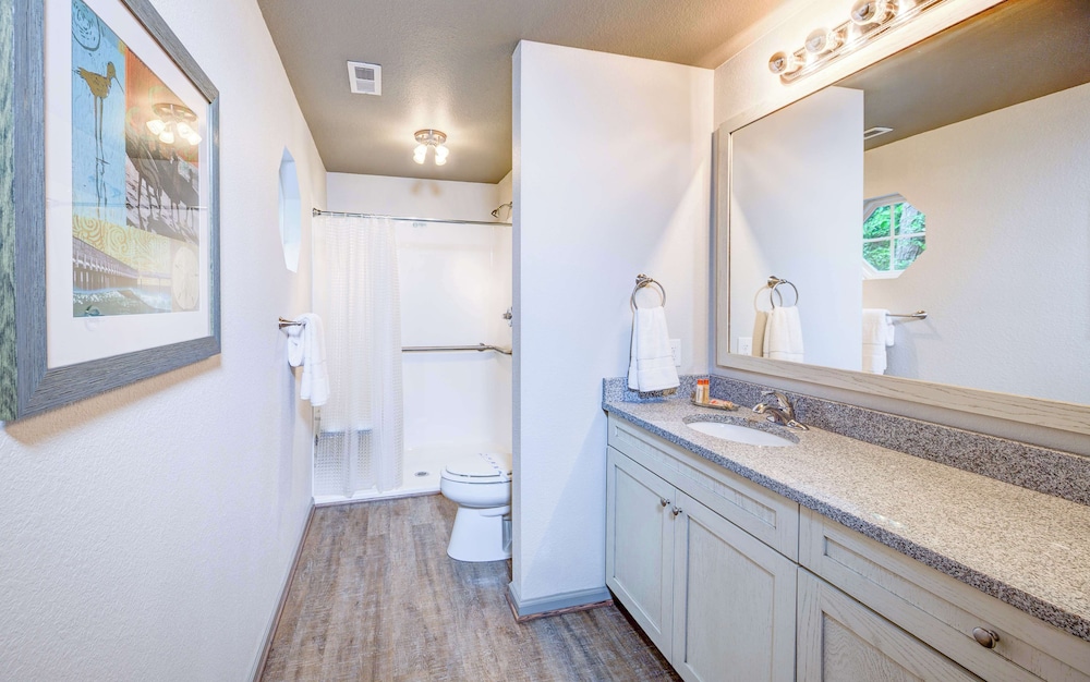 1 Bedroom 1 Kg Suite with Acc Roll in Shower