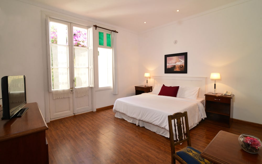 Deluxe Room, 1 Queen Bed photo 2
