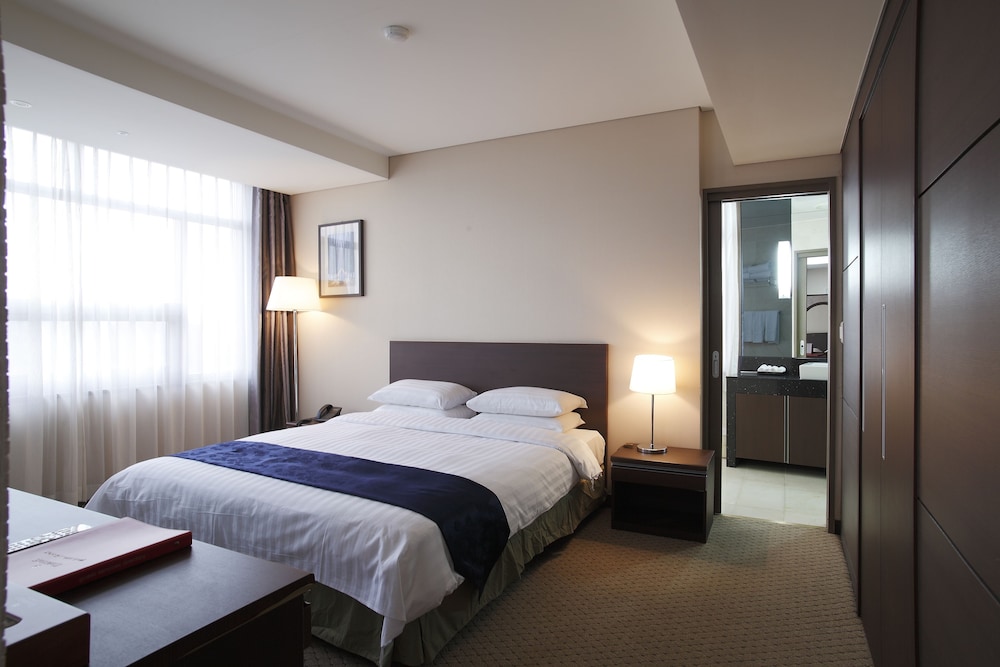 Suite, 1 King Bed photo 2