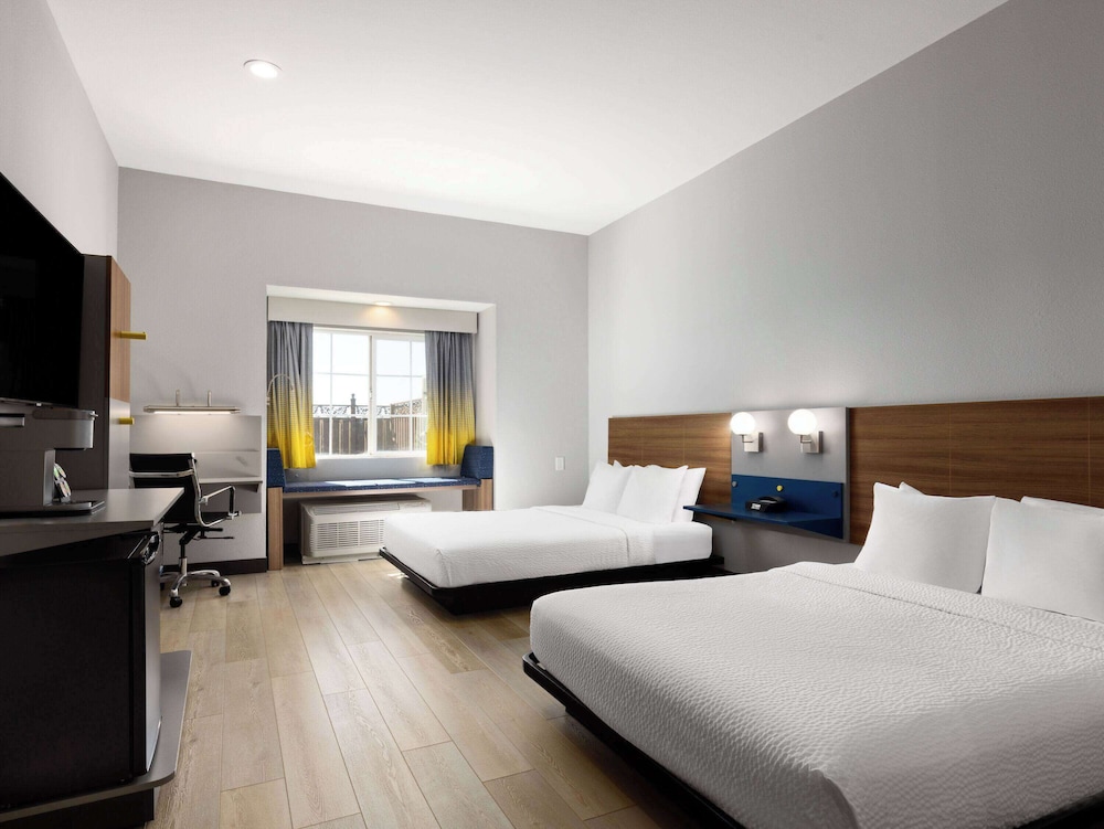 Room, 2 Queen Beds, Accessible, Non Smoking - Photo 1
