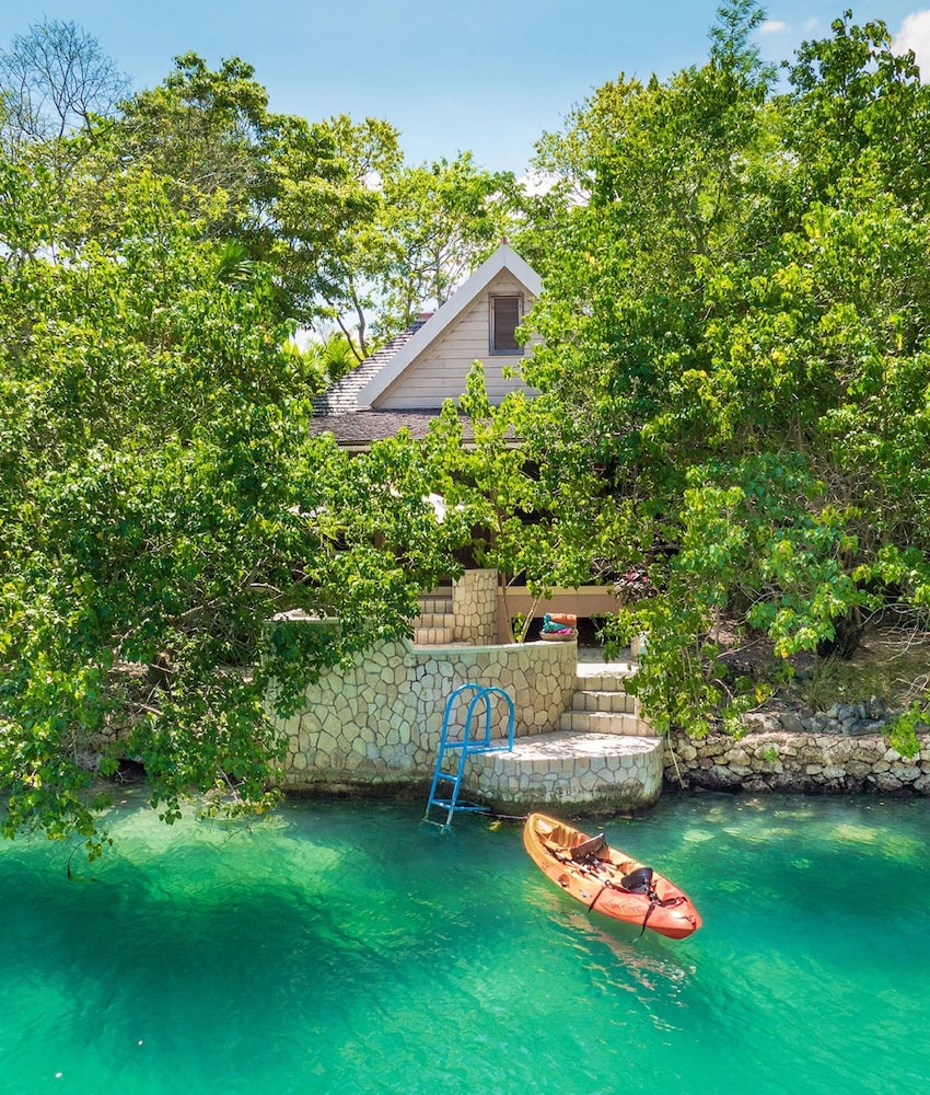 Villa, 1 King Bed (Lagoon) - Photo 3