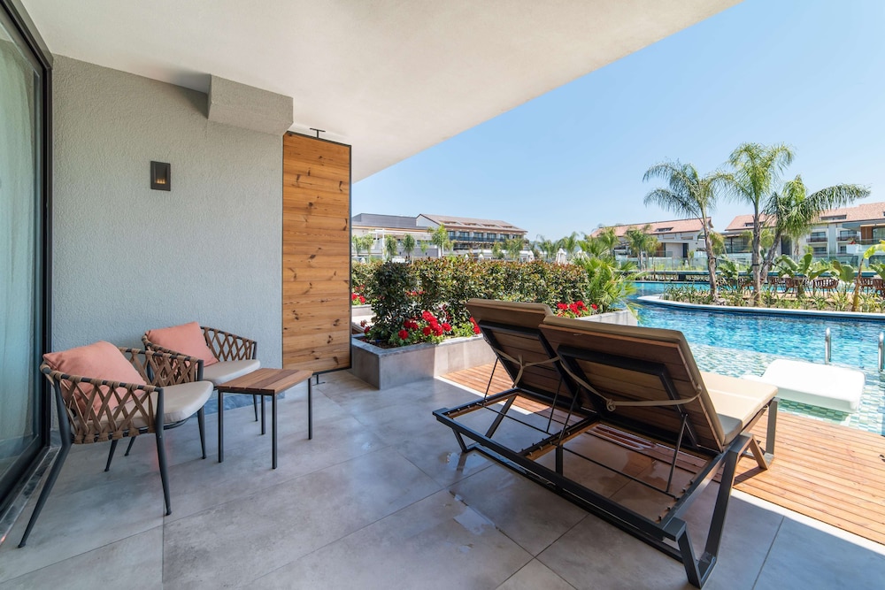 Superior Double Room, Pool Access