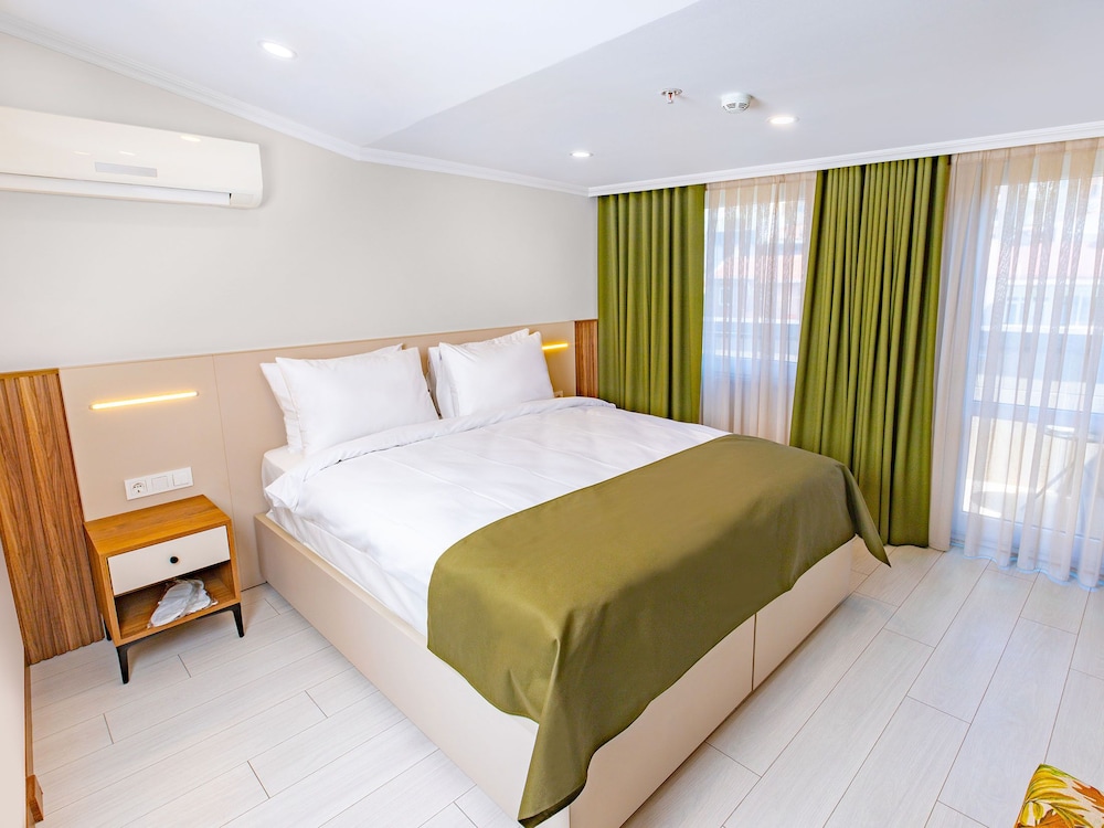 Superior Room with Balcony, City View photo 3