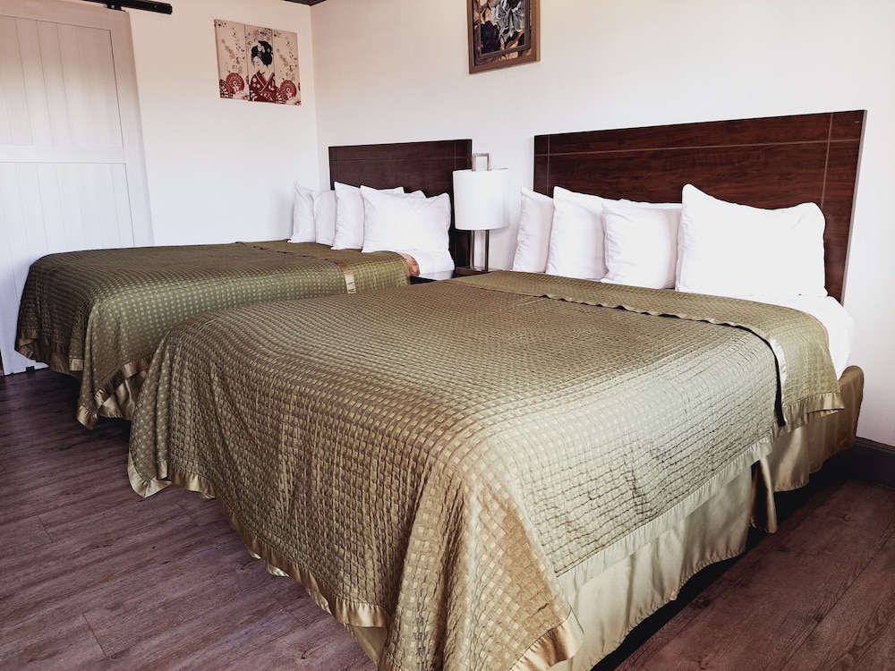Standard Room, 2 Queen Beds photo 3
