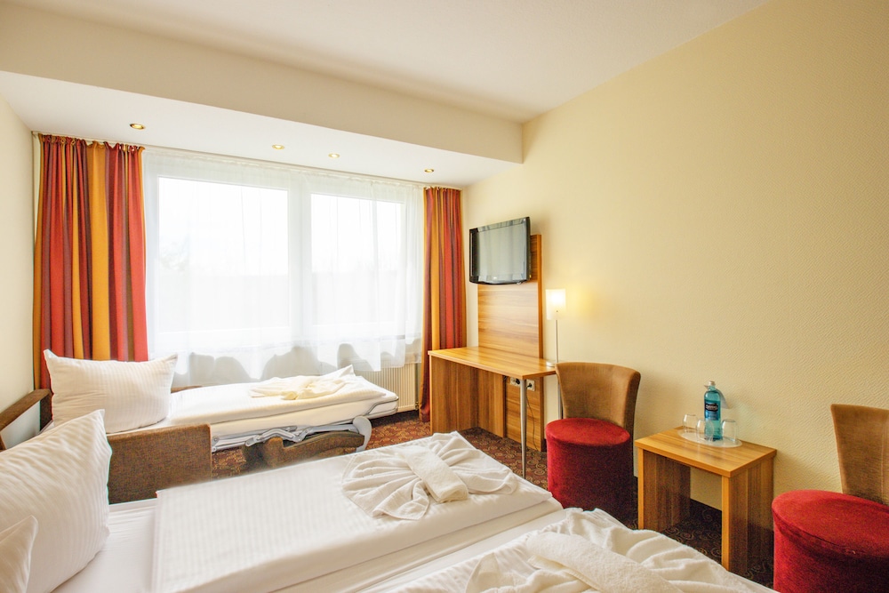 Standard Triple Room, Multiple Beds photo 3