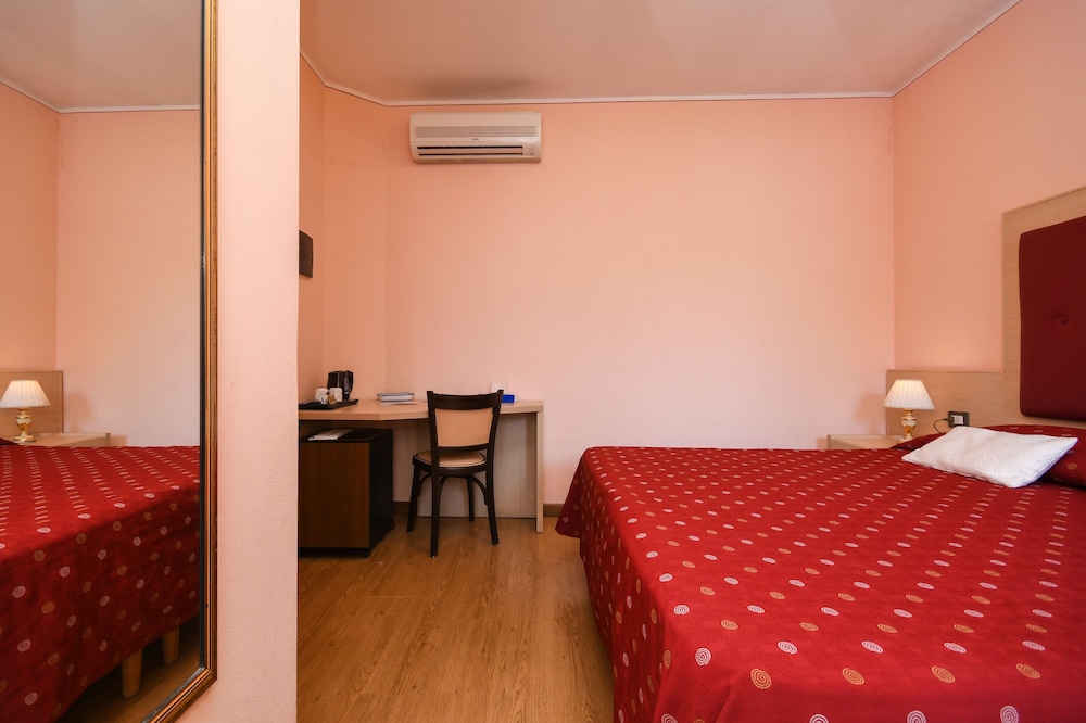 Standard Double or Twin Room, Ensuite photo 2