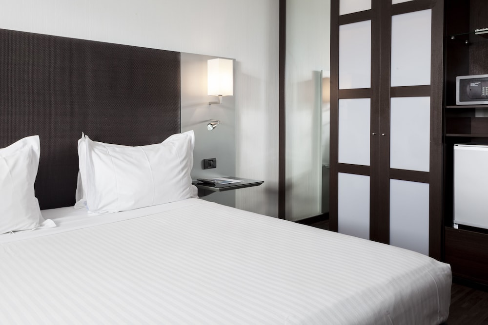 Standard Room, 1 King Bed, City View