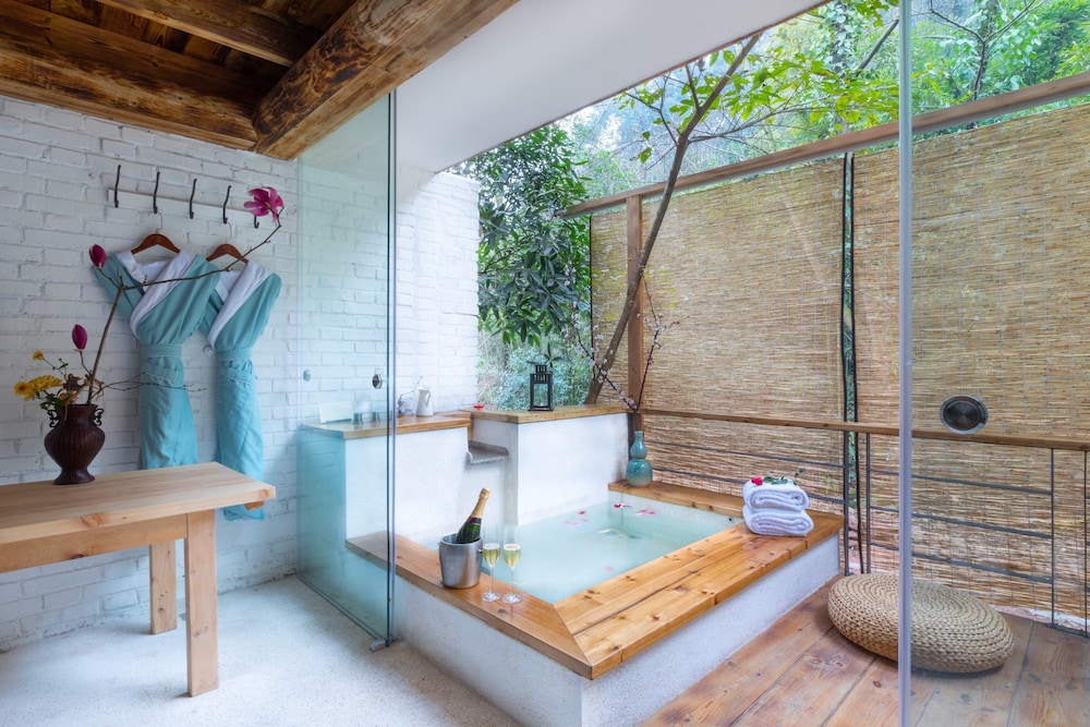 Design Room, Hot Tub photo 3