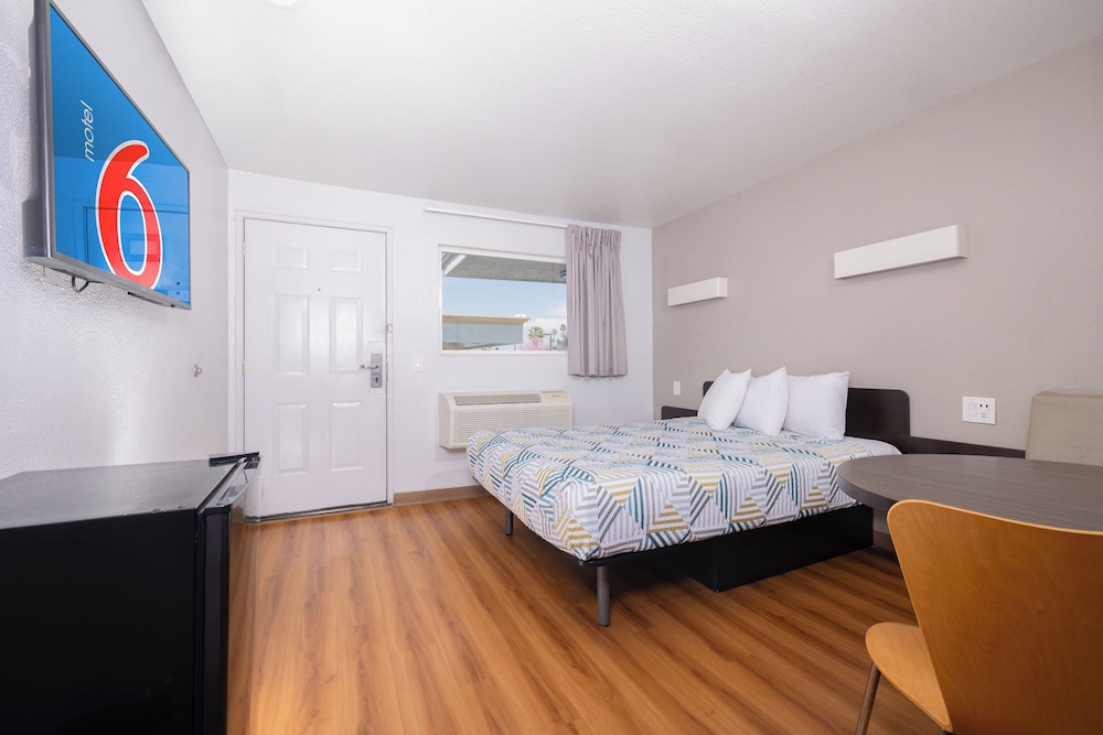 Deluxe Room, 1 Queen Bed, Non Smoking, Refrigerator photo 1