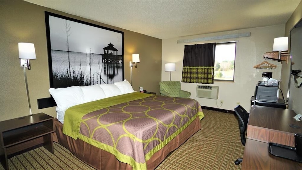 Room, 1 King Bed, Microwave - Photo 1