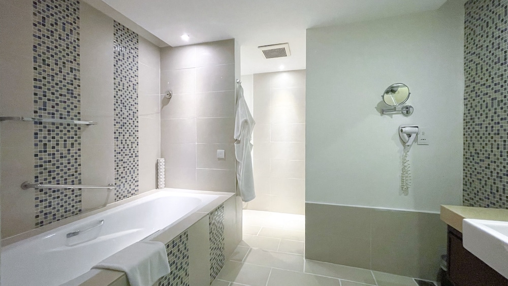 One Bedroom Sea View Suite - Photo 11