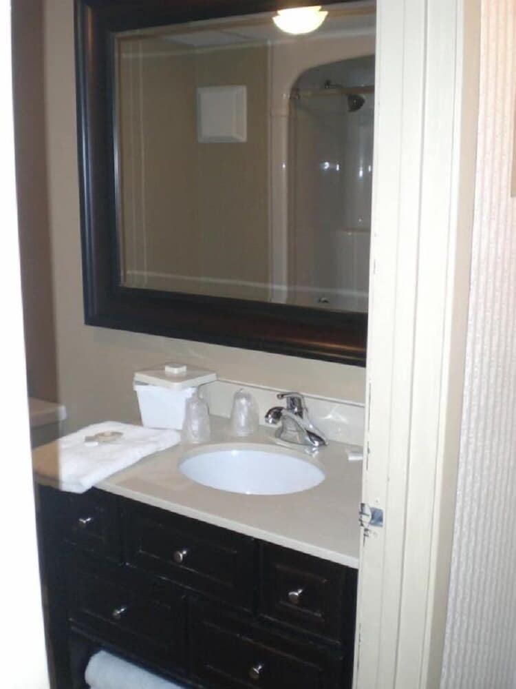 Family Room, 2 Queen Beds, Non Smoking - Photo 7