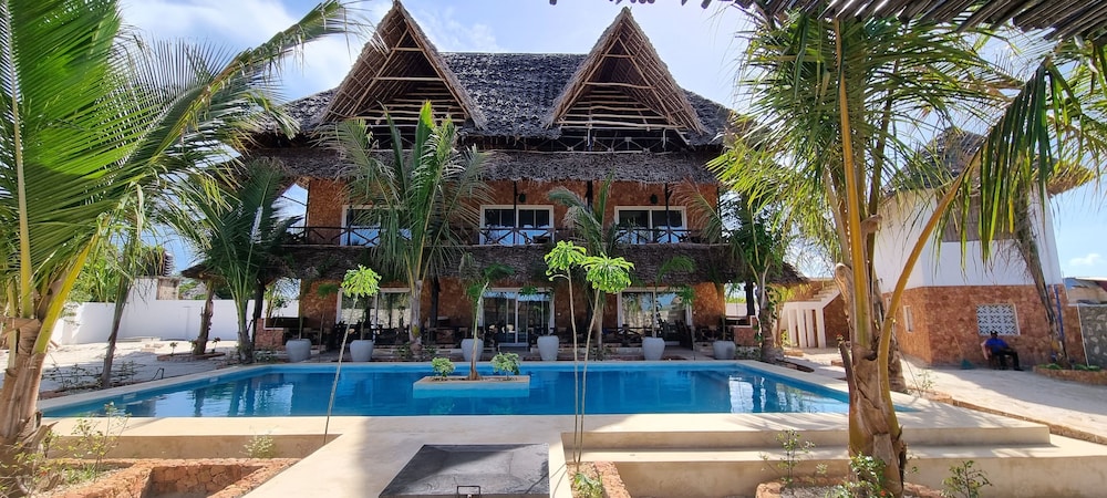 Deluxe Studio Suite, Multiple Beds, Pool View photo 3