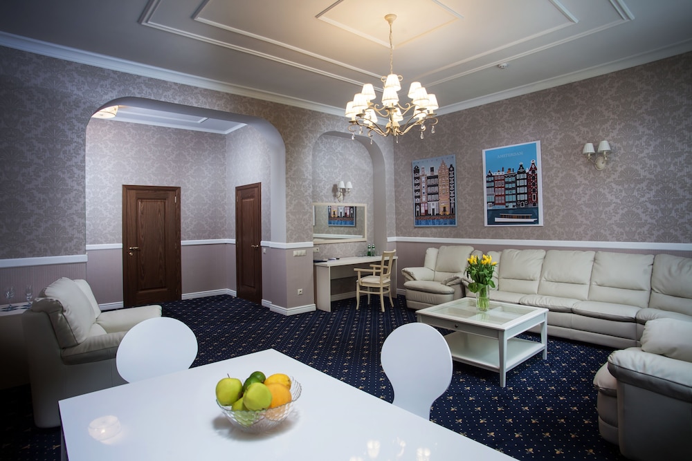 Deluxe Triple Room, City View photo 2