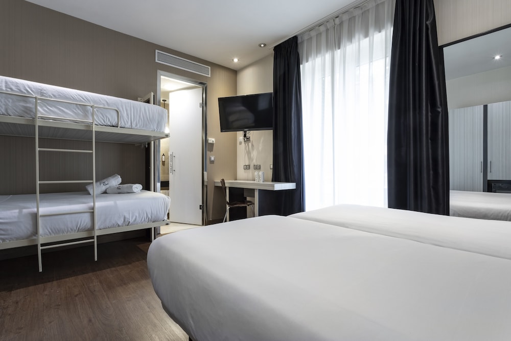 Quadruple Room, Gran Via View photo 3
