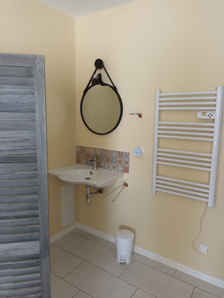 Family Triple Room, Ensuite, Pool View (La Fenière) photo 2