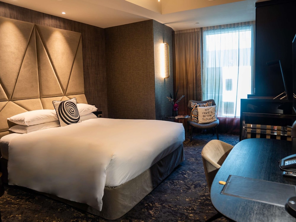 1 King Bed (Collection Accessible)