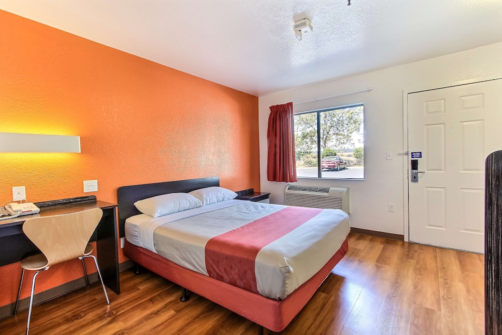 Deluxe Room, 1 Queen Bed, Non Smoking, Refrigerator & Microwave photo 2