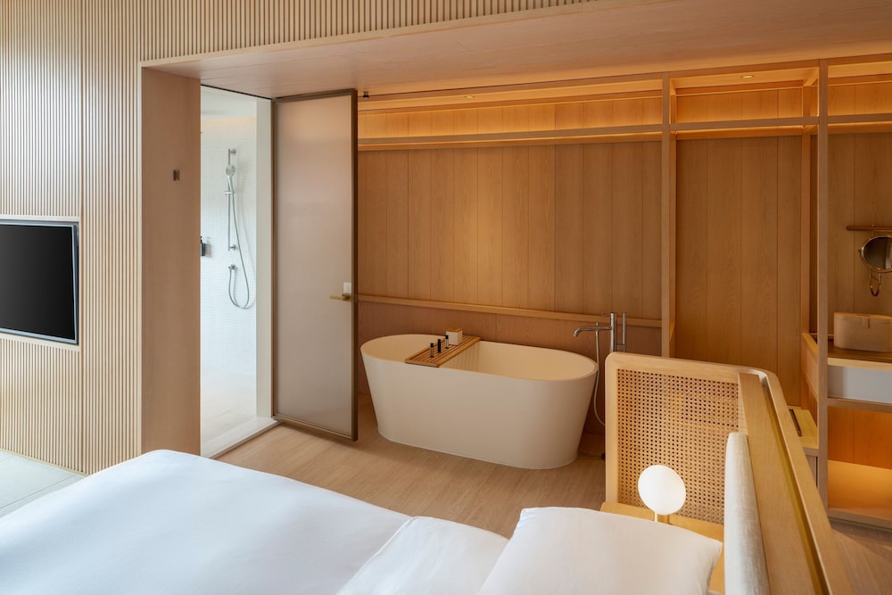 Deluxe Studio Suite, 1 Queen Bed, Balcony, Ocean View