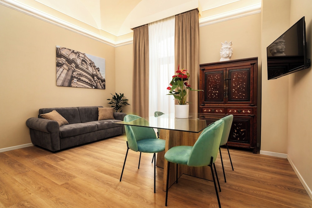 Deluxe Suite, City View