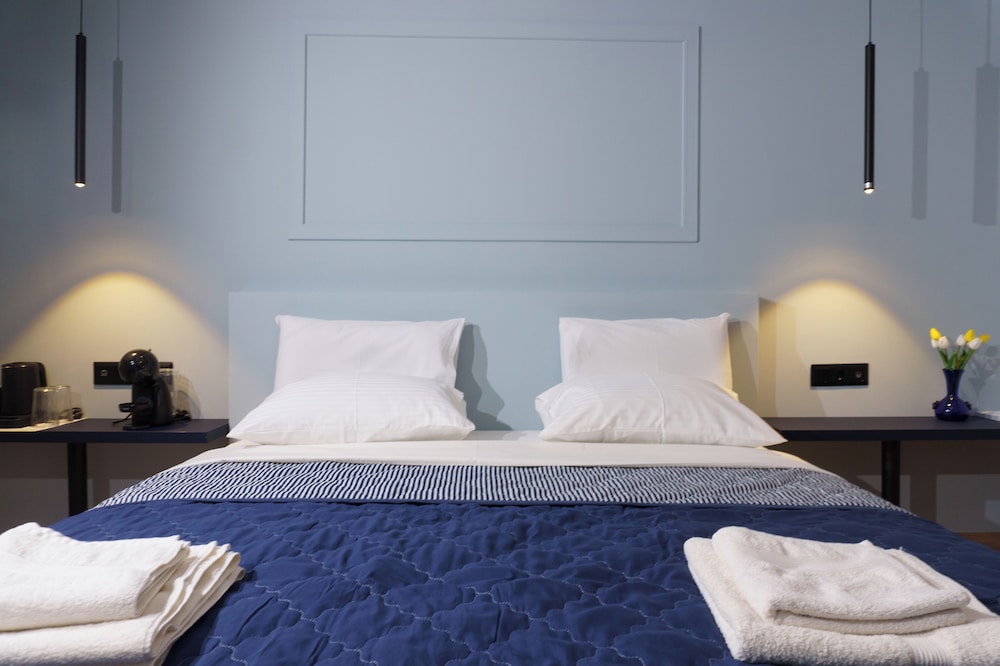 Comfort Room, 1 King Bed, Courtyard Area
