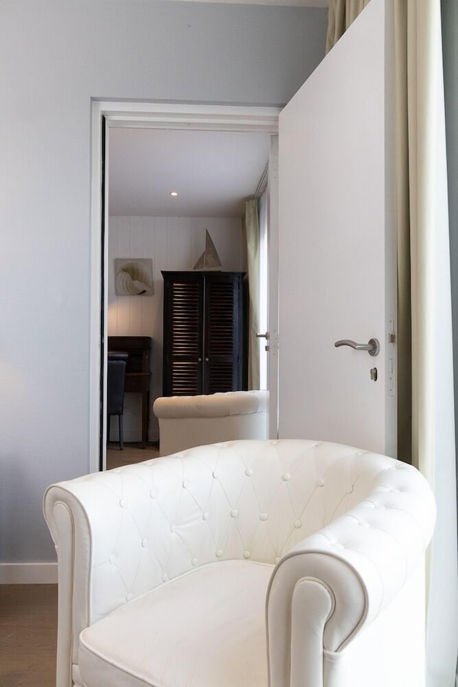 Family Room, Connecting Rooms