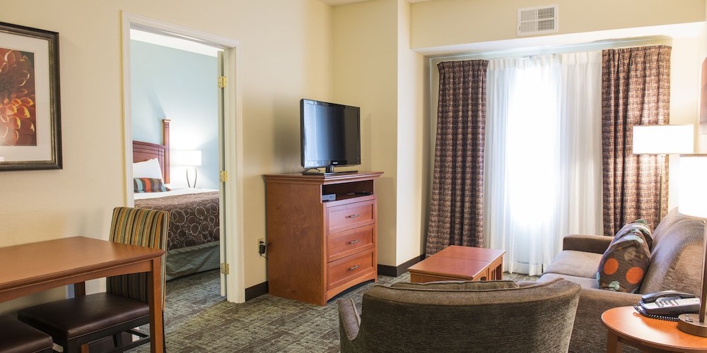 Suite, 2 Bedrooms, Accessible (1 Kng, 2 Dbl, Comm, Mobil) - Photo 5