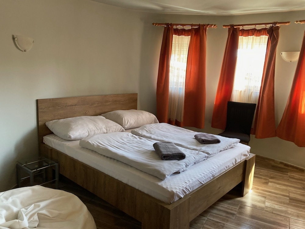 Classic Room, 1 Bedroom, 1 Queen Bed and 1 Twin Bed, photo 2