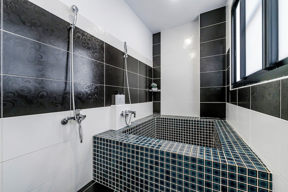 Triple Room, Bathtub - Photo 9