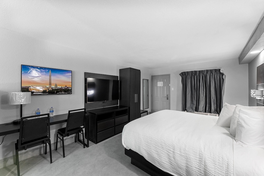Suite, 1 King Bed, Non Smoking - Photo 1