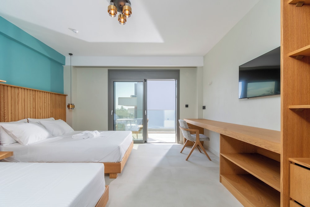 Junior Room, 2 Queen Beds, Balcony, Partial Sea View photo 3
