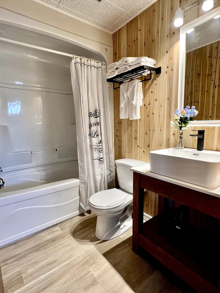 Standard Suite, 2 Bedrooms, Poolside photo 2