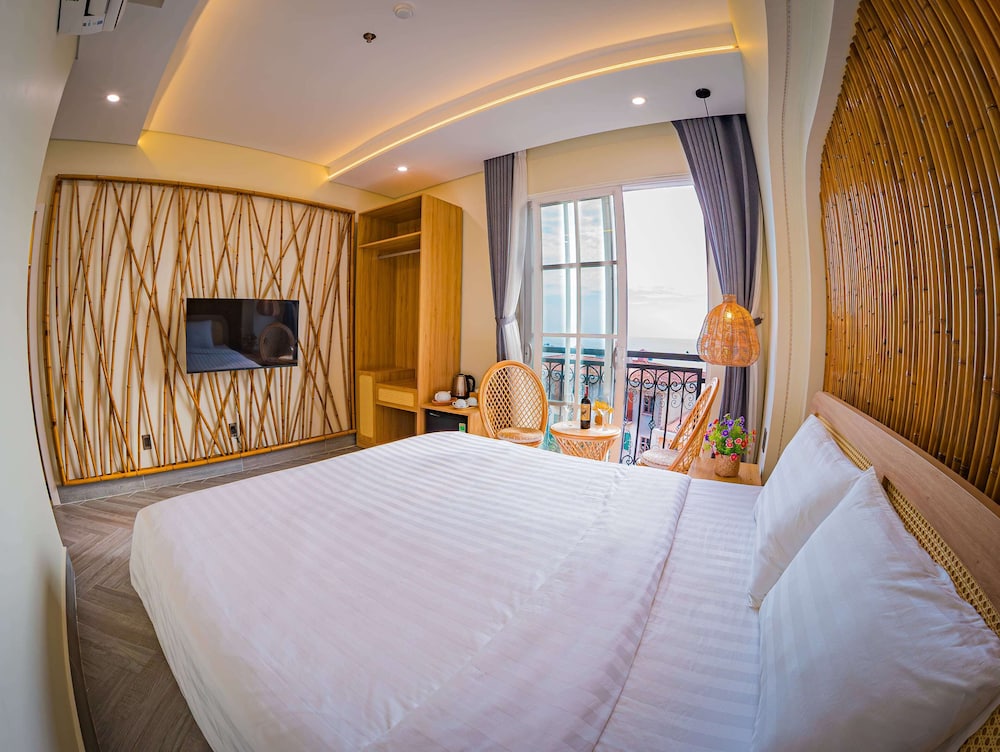 Double Room Single Use, City View
