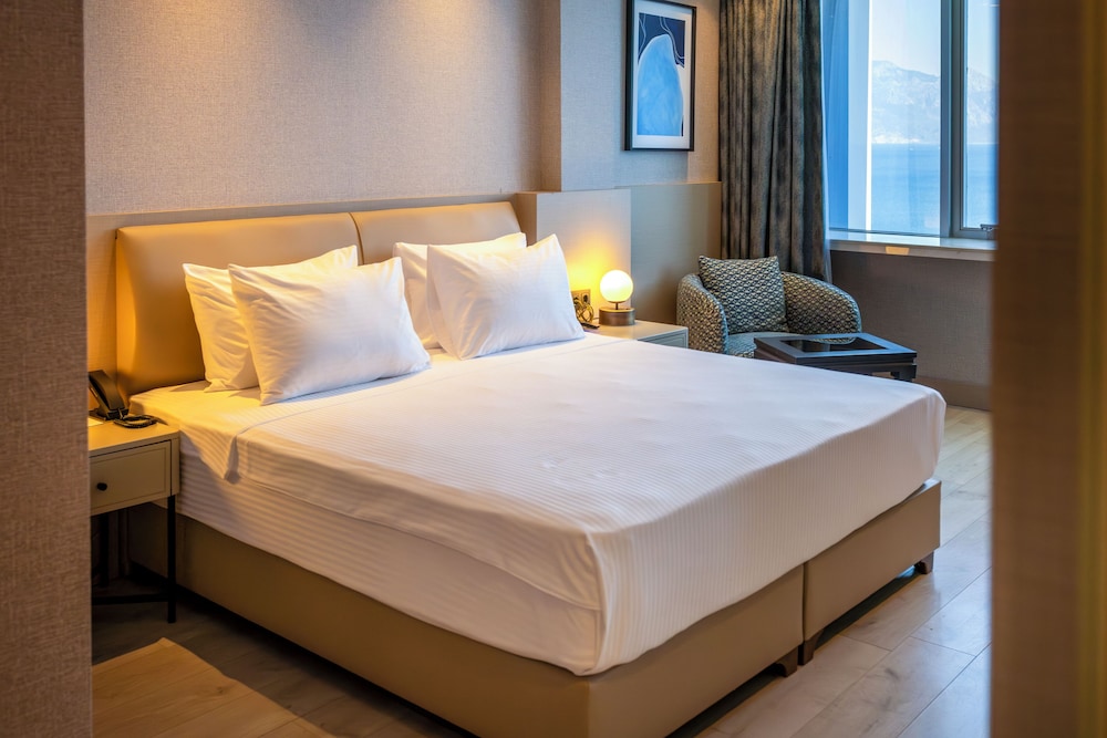 Standard Room, 2 Twin Beds, Partial Sea View