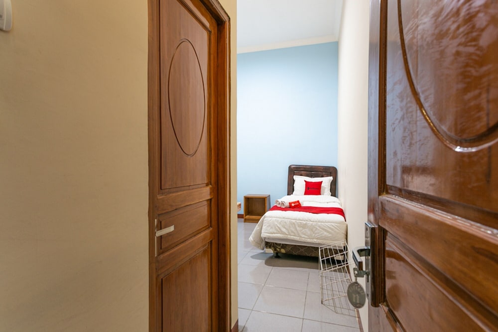 Twin Room (RedDoorz) - Photo 9